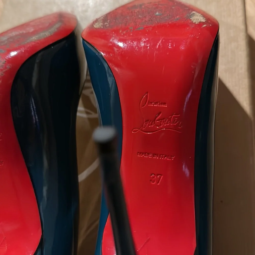 Excellent used condition Christian Louboutin pointed toe pump. - Picture 6 of 6